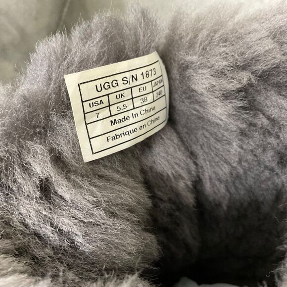 UGG Australia 1873 Bailey Button Triplet Suede Boots Sz 7 Gray - Picture 11 of 14